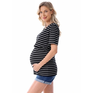 Vue latérale du t-shirt de maternité rayé montrant l'extension ventrale confortable
