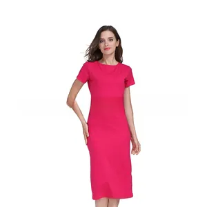 Gros plan sur la robe de maternité fuchsia à manches courtes en coton extensible