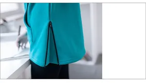 Détail de la fermeture éclair latérale sur un sweat à capuche d'allaitement bleu turquoise