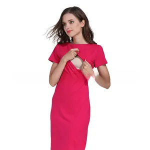 Détail de l'ouverture d'allaitement pratique sur une robe de maternité rose rouge