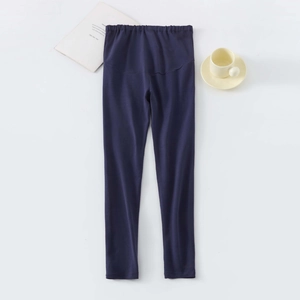 Détail du legging de maternité bleu marine avec large bande de soutien taille haute