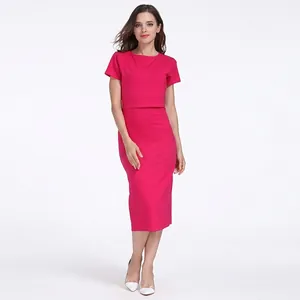 Vue détaillée de l'ensemble de maternité rouge rose en coton extensible et texture