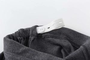 Gros plan du pantalon de grossesse avec taille élastique réglable et bouton blanc