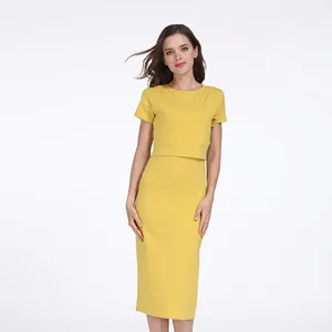 Vue de face robe de maternité jaune en coton avec coupe ajustée pour allaitement