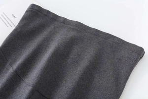 Détail de la taille haute d'un pantalon de maternité gris foncé en maille douce
