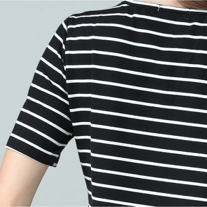 Gros plan du t-shirt de maternité rayé en coton montrant la texture du tissu et le col rond