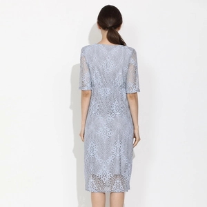 Robe de maternité en dentelle bleu clair à manches courtes et motif floral délicat