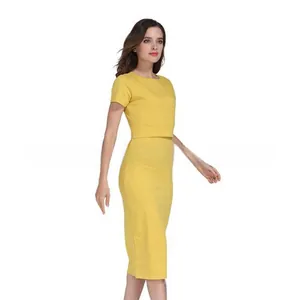 Détail d'un ensemble de maternité jaune gingembre avec haut court et jupe midi