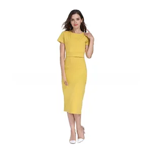 Détail de la robe de maternité jaune gingembre en coton avec coupe ajustée et col rond