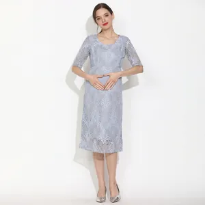 Himmelblaues Spitzenkleid für Schwangere mit halben Ärmeln und elastischem Taillenbund