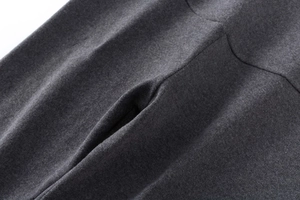 Détail de la couture raffinée avec fente sur le pantalon de maternité gris foncé