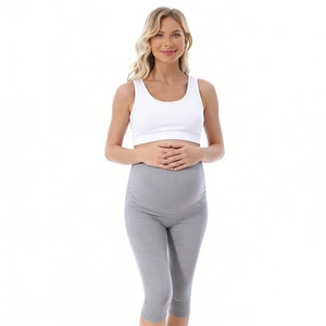 Ensemble de yoga maternité avec brassière blanche et legging court gris clair doux