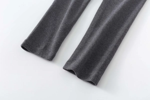 Détail du bas de legging de maternité gris foncé montrant le tissu et les coutures
