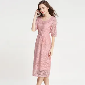 Detailansicht von rosa floraler Spitze und hoher Taille an diesem Umstandskleid