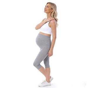 Détail du pantalon corsaire de maternité gris clair avec bandeau de soutien élastique