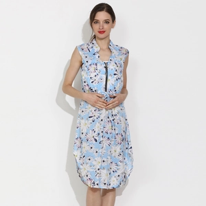 Detail of floral maternity dress with sleeveless cut, daisy print and adjustable waist