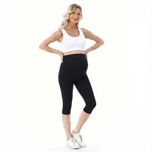Détail du legging de maternité noir court avec soutien abdominal à taille haute