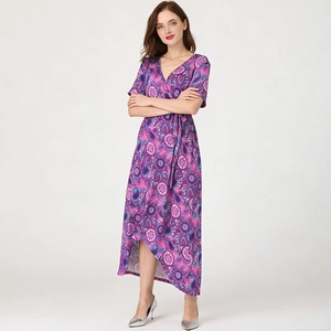 Détail d'une robe de maternité col en V avec imprimé bohème violet et lien à la taille