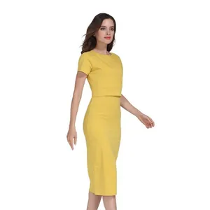 Ensemble maternité deux pièces avec haut jaune à col rond et jupe crayon mi-longue
