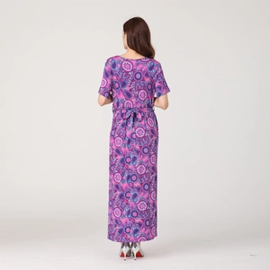 Vue arrière d'une robe longue à imprimé paisley avec lien ajustable à la taille