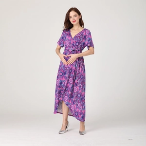 Détail de la robe portefeuille à motif paisley violet avec col en V et ourlet irrégulier