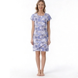 Détail d'une robe d'allaitement élégante avec imprimé bleu et jupe portefeuille