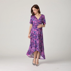 Détail d'une robe de maternité à col en V avec imprimé paisley et ourlet asymétrique