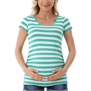 Détail d'un t-shirt de maternité à rayures vertes avec fronces latérales pour le ventre
