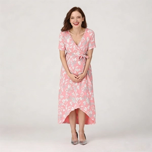 Robe de maternité fleurie rose à col en V, ceinture nouée et ourlet asymétrique chic