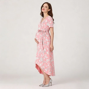 Détail de robe de maternité fleurie rose montrant le col en V et la taille ajustable