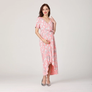 Détail d'une robe de maternité à fleurs roses avec col en V et taille ajustable