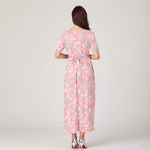 Vue arrière d'une robe longue de maternité fleurie avec nœud à la taille et tissu rose