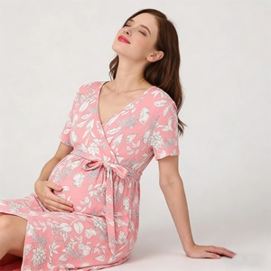 Détail de robe de maternité fleurie avec col en V et ruban de taille ajustable en modal