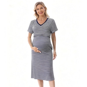 Robe de maternité à manches courtes avec rayures noires et blanches et col en V d'été