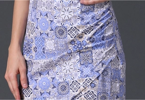 Détail d'une robe bleue à fleurs avec fronces latérales et motif géométrique mandala
