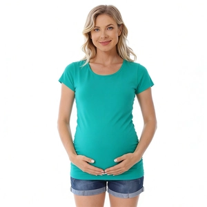 Détail du t-shirt de maternité rayé vert eau en tissu modal doux et respirant