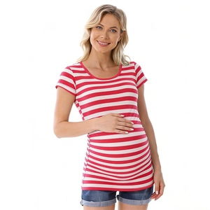 Vue détaillée des plis latéraux sur un t-shirt de maternité rayé rouge et blanc
