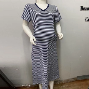 Détail d'une robe de maternité à rayures bleues et blanches avec col en V et manches