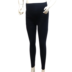 Detail of high waist maternity leggings featuring elastic tummy support and slimming fit