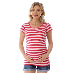 Détail d'un t-shirt de maternité à rayures rouges et blanches avec tissu élastique