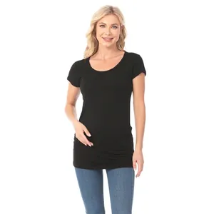 Détail des fronces latérales sur un t-shirt de maternité noir en modal à coupe ajustée