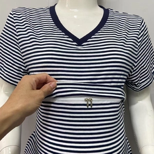 Détail du haut d'allaitement rayé bleu et blanc avec fermeture éclair invisible pratique