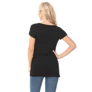 Vue arrière d'un t-shirt de maternité rayé avec fronces latérales en tissu modal doux