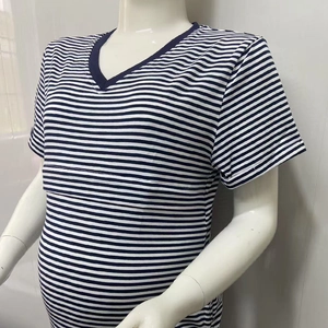 Détail de la robe d'allaitement rayée à col en V en tissu de coton respirant