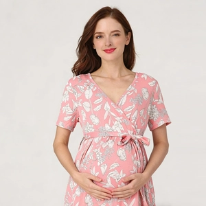 Robe de maternité rose à fleurs avec col en V et ceinture ajustable pour un style élégant