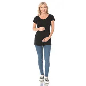 Détail d'un t-shirt de maternité en modal doux avec volants latéraux et coupe ajustée