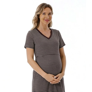 Détail d'une robe de maternité à rayures col V en marron et blanc, tissu en coton doux