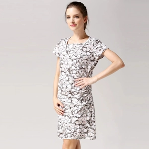 Robe d'allaitement d'été élégante à fleurs avec manches courtes et col en V