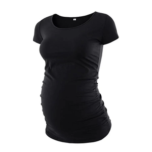 Détail des coutures froncées sur un t-shirt de maternité noir en tissu modal doux