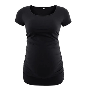 Détail d'un t-shirt de maternité à manches courtes avec fronces latérales et col rond